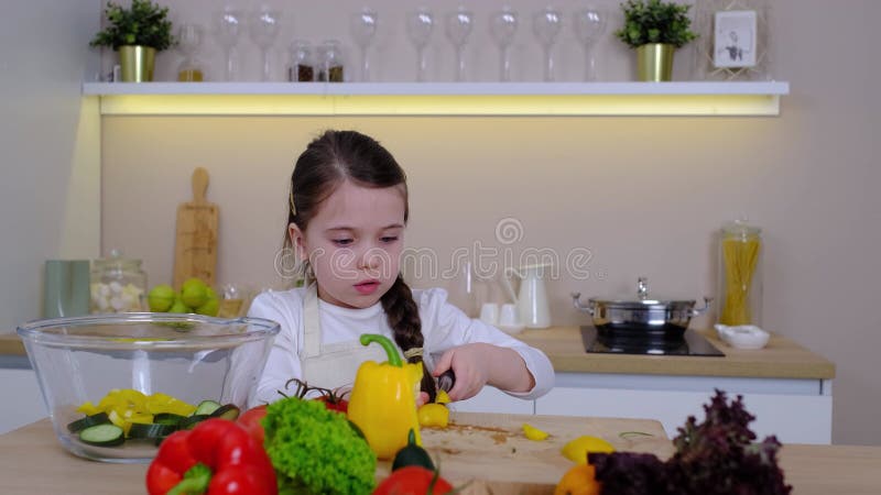 Joven bloguera haciendo video en medios sociales sobre cómo cocinar para internet en casa