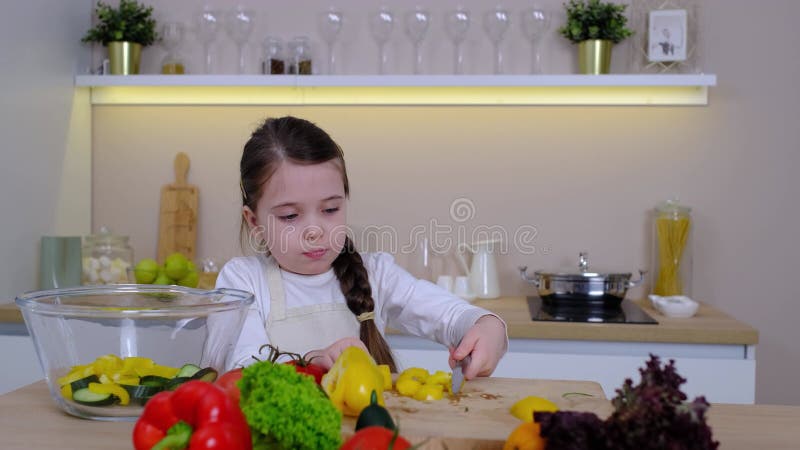 Joven bloguera haciendo video en medios sociales sobre cómo cocinar para internet en casa