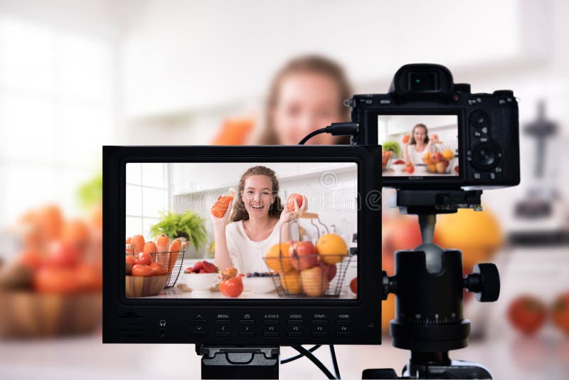 Joven bloguera vlogger e influencia en línea grabando contenido de video sobre comida saludable