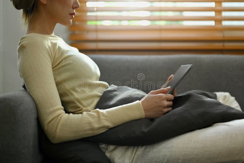 Joven casual revisando los medios sociales navegando por internet en tableta digital. comunicación tecnológica y estilo de vida fotos de archivo libres de regalías