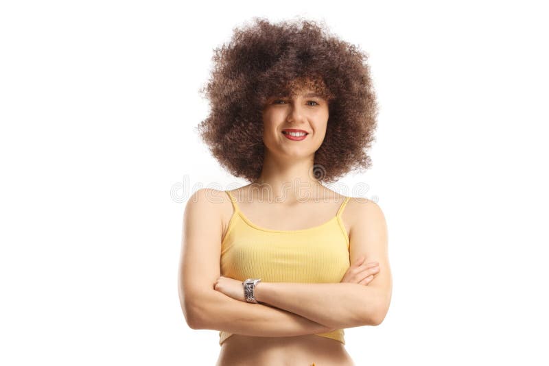 Joven caucásica con peinado afro sonriendo imagen de archivo libre de regalías