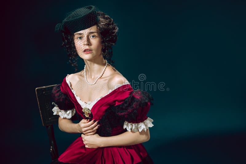 Joven Como Anna Karenina Sobre Fondo Azul Oscuro. Comparación De Estilo Retro Del Concepto De Eras. Imagen de archivo - Imagen de edades, medieval: 195241965 Joven Como Anna Karenina Sobre Fondo Azul Oscuro. Comparación De Estilo Retro Del Concepto De Eras. Imagen de archivo - Imagen de edades, medieval: 195241965
