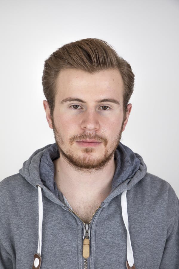 Joven con barba en ropa casual con aspecto fresco foto de archivo libre de regalías