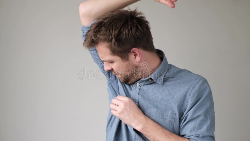 Joven con camisa azul con mancha en ella