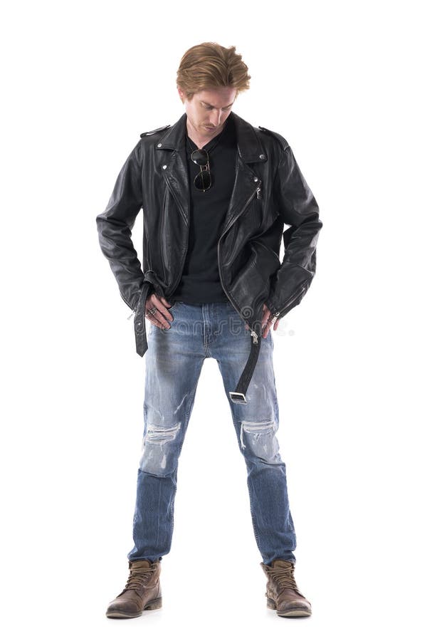 Joven Con Estilo En De Moto O Rockero Buscando Artículo Perdido En Bolsillos Jeans. Foto de archivo Imagen de vestido, fondo: 204568402