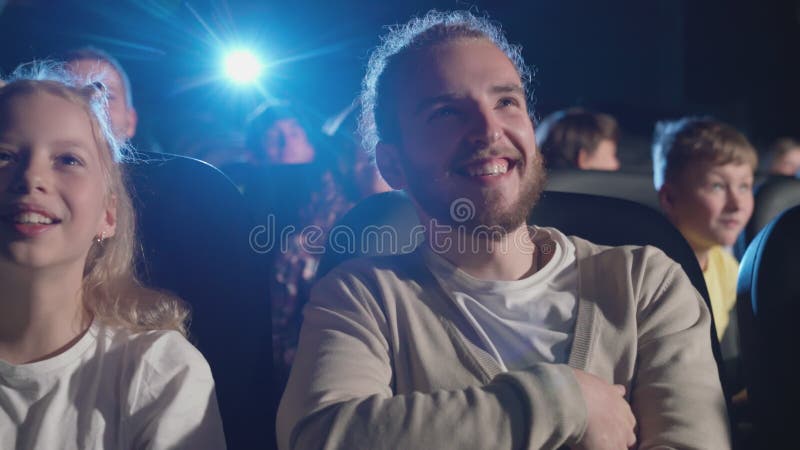 Joven Con Hermana Menor En Cine. Almacen De Video - Vídeo de pantalla, adolescente: 203772669