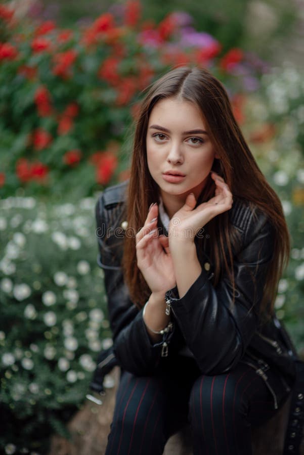 Joven Con Chaqueta De Cuero Negro Se Para En El Fondo De Una Calle La Ciudad Chica En Una Chaqueta De Cuero Imagen de archivo - Imagen de encanto, pelo: