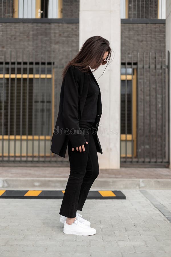 Equipo Informal Juvenil Para Mujeres. Joven Y De Moda Mujer Bonita Con  Camiseta Negra En Un Bonito Y Elegante Blazador Negro Con M Foto de archivo  - Imagen de manera, negocios: 238540388