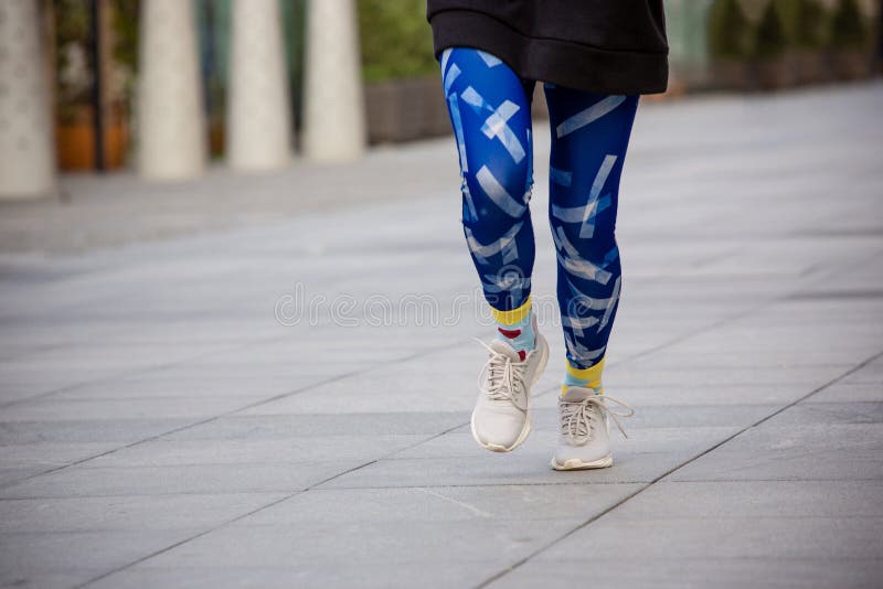 Joven Deportista Con Ropa Deportiva Brillante Corriendo Al Aire Libre Por La Mañana Foto de archivo - Imagen de trotar, ropa: 202890794 Joven Deportista Con Ropa Deportiva Brillante Corriendo Al Aire Libre Por La Mañana Foto de archivo - Imagen de trotar, ropa: 202890794