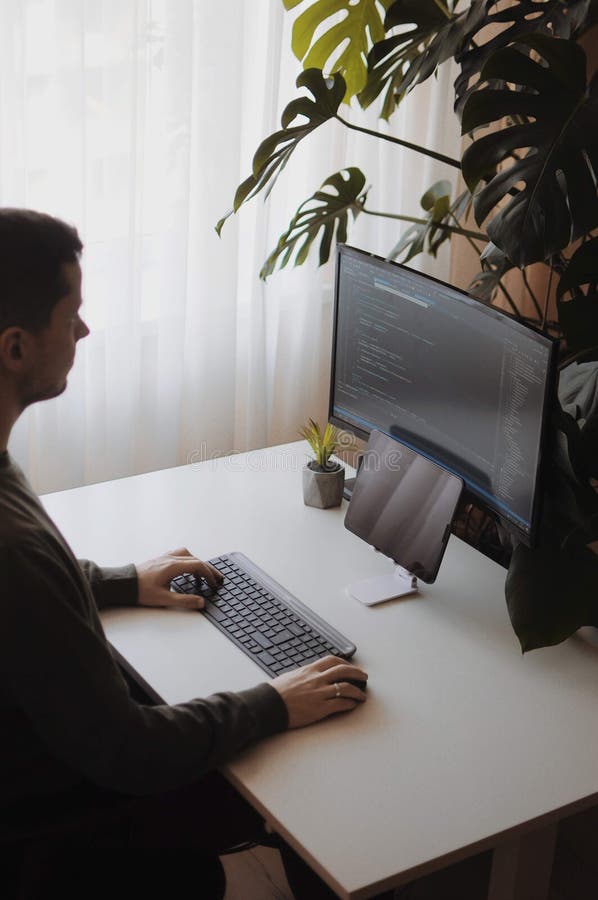 El Desarrollador Está Codificando Usando Pantalla Y Tableta. Freelancer  Trabaja Desde Casa Imagen de archivo - Imagen de hombre, interior: 214039245