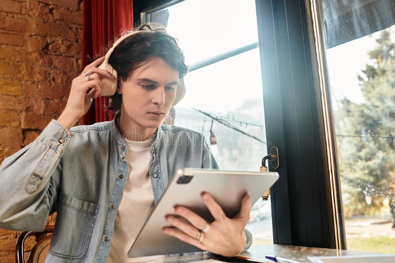 Joven disfrutando del tiempo libre imágenes de archivo libres de regalías