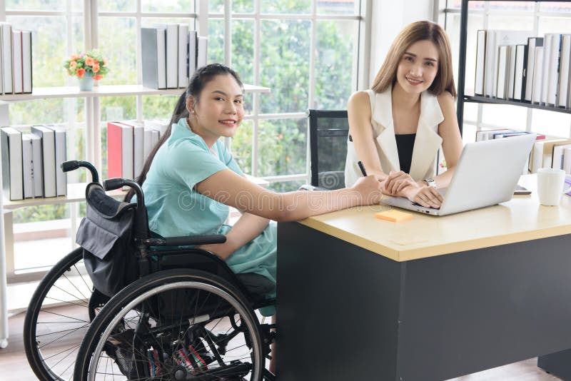 Mujer mayor que usa muletas ayuda a caminar en casa, concepto de  rehabilitación y recuperación