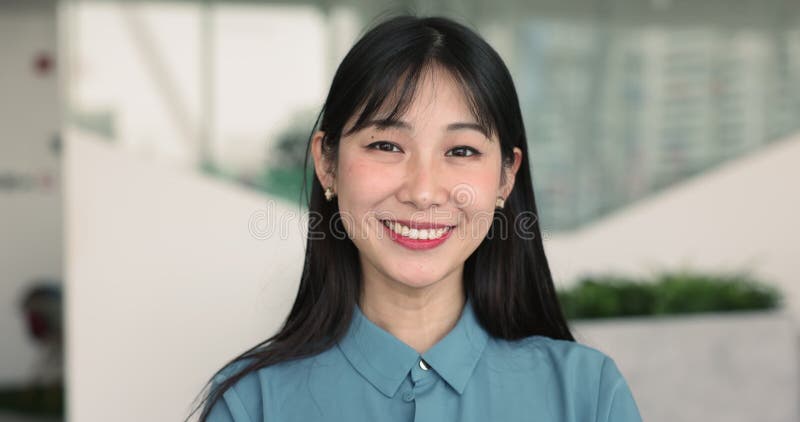 Joven empresaria china seria, toma frontal almacen de video