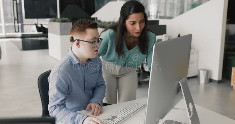 Joven empresaria latinoamericana amigable posicionadora mentores para el síndrome del pasante metrajes