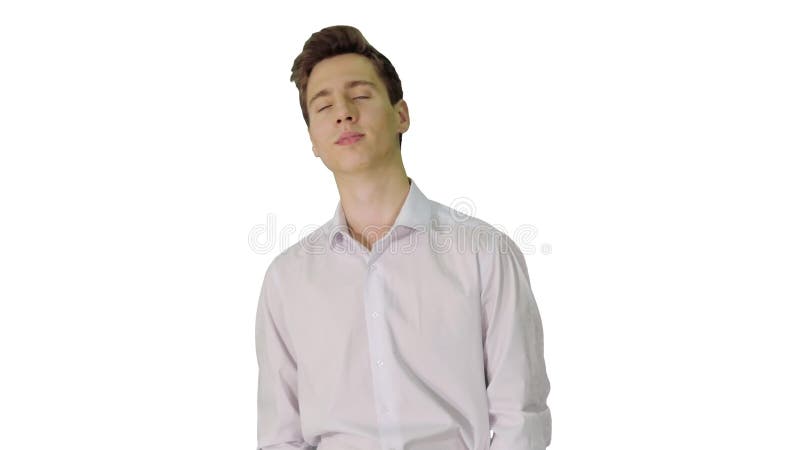 Joven empresario con camisa blanca comienza a caminar sobre fondo blanco. metrajes