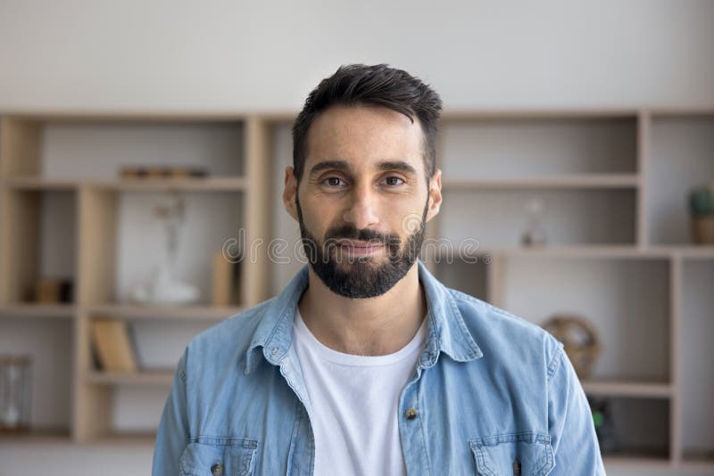 Joven empresario latino, apuesto y positivo, que está de pie para un disparo en la cabeza imagenes de archivo