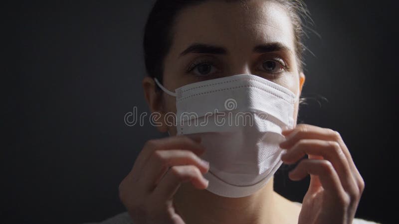 Joven enferma con máscara médica protectora almacen de metraje de vídeo