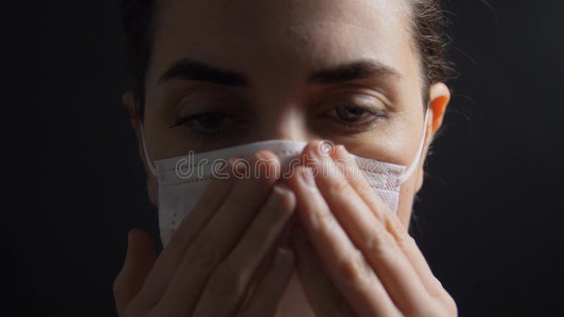 Joven enferma con máscara médica protectora metrajes