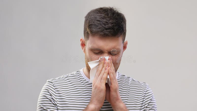 Joven enfermo con tejido de papel sonando nariz metrajes