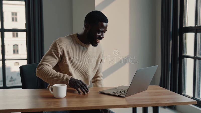Joven entusiasta participando en una reunión virtual productiva metrajes