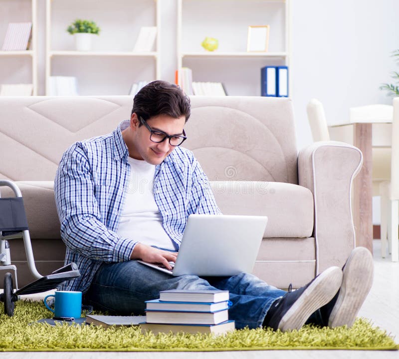 Joven estudiante estudiando en casa fotografía de archivo libre de regalías