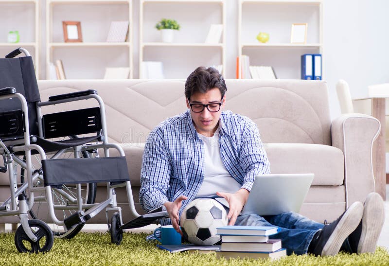 Joven estudiante estudiando en casa foto de archivo libre de regalías