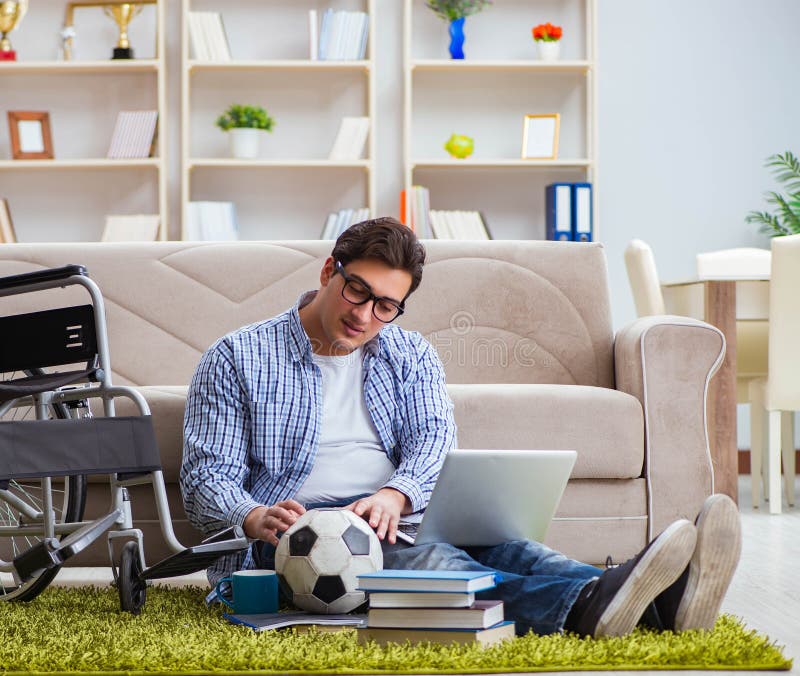 Joven estudiante estudiando en casa imagenes de archivo