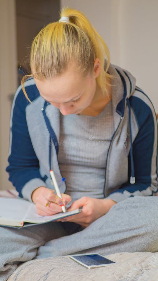 Joven estudiante que se prepara para los exámenes en el hogar