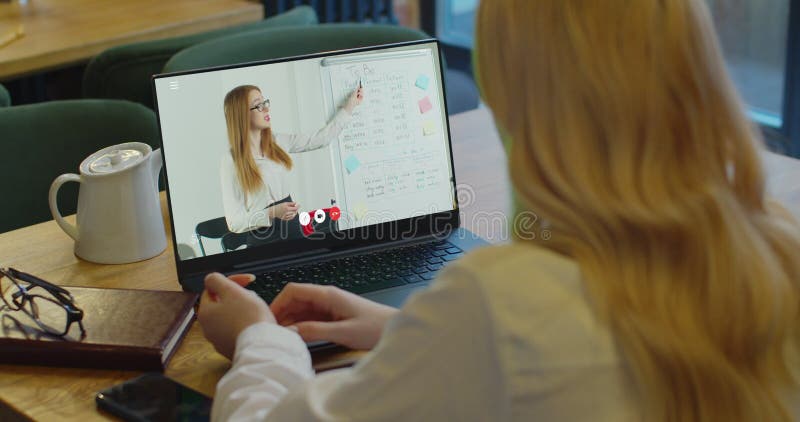 Joven estudiante viendo lección online y estudiando desde casa. niña estudiante estudiando desde casa. aprendizaje a distancia almacen de video