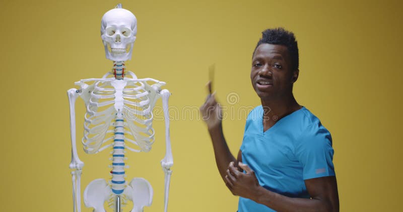 Joven explicando la anatomía humana