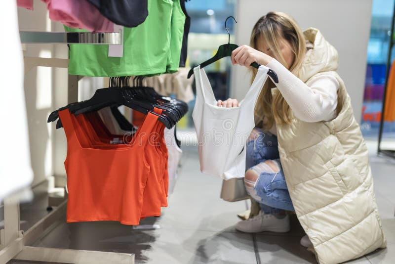 Joven Feliz Comprando Ropa Nueva En La Tienda. Venta De Moda