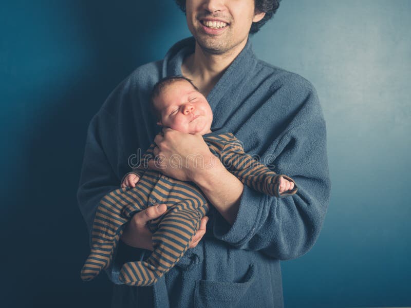 Joven feliz con hijo bebé foto de archivo