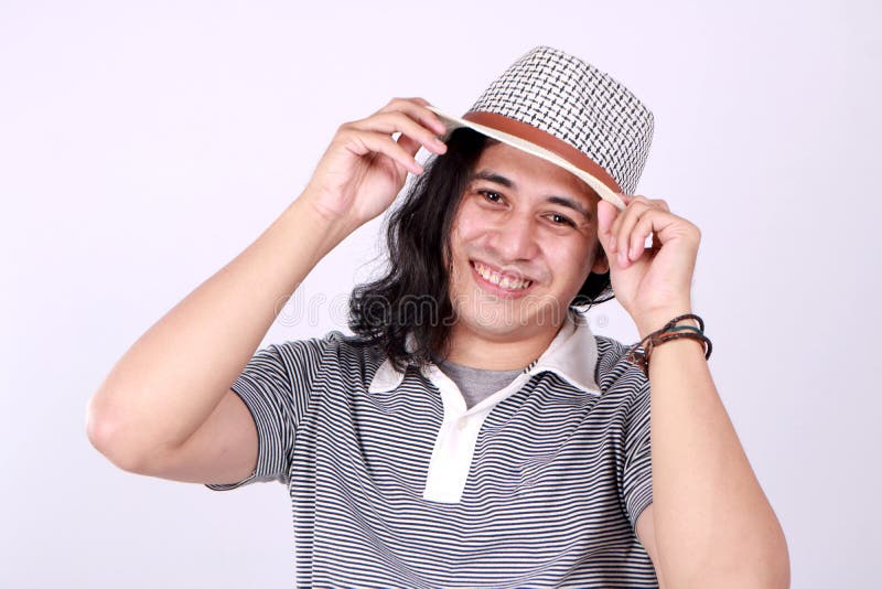 Joven feliz con sombrero sonriente imagen de archivo libre de regalías
