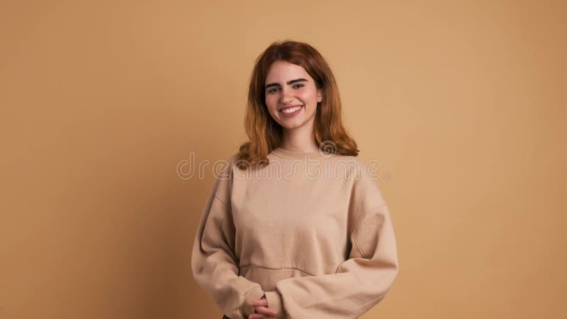 Joven feliz sonriendo a la cámara metrajes