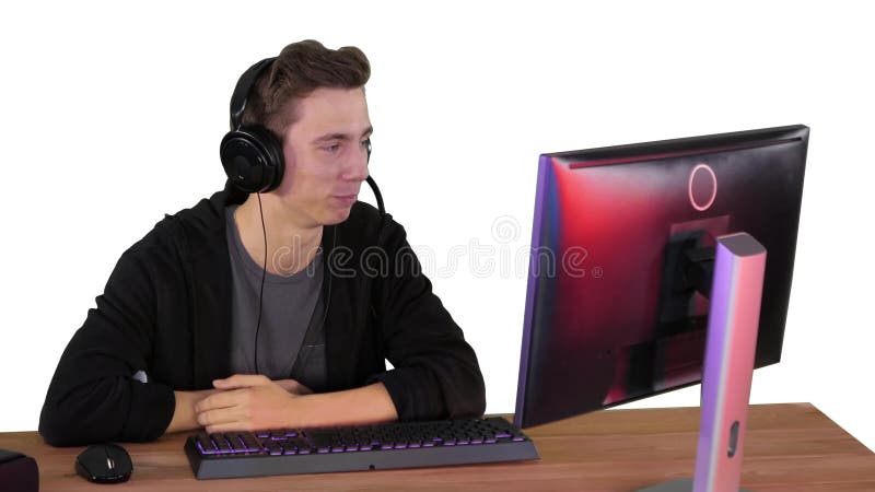 Joven gamer tener una videollamada en pc sobre fondo blanco. almacen de metraje de vídeo