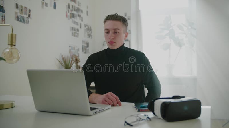 Joven guapo serio realiza presentación de videollamadas almacen de video