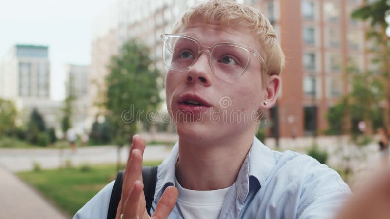 Joven hablando con la cámara mientras camina almacen de metraje de vídeo