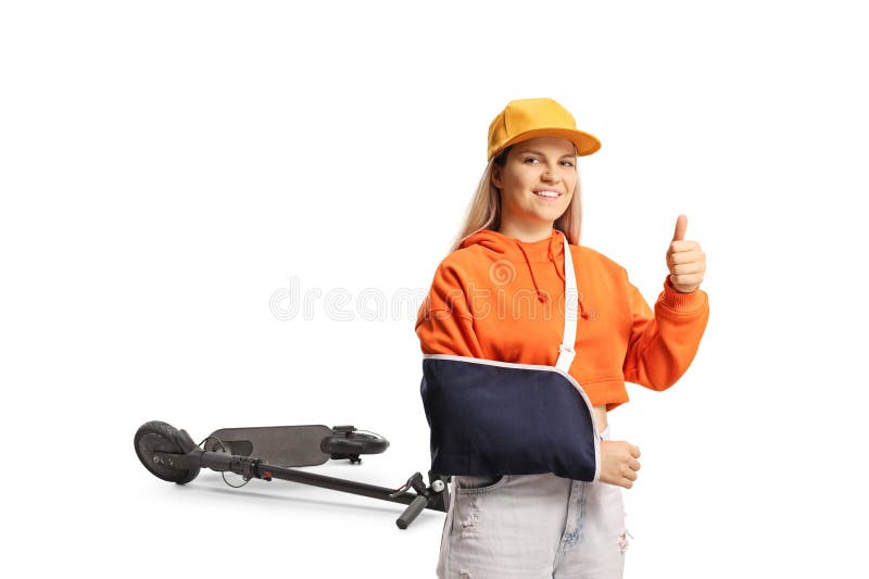 Joven herida por un accidente de motocicleta eléctrica con un brazo estriado y con los pulgares hacia arriba imagen de archivo