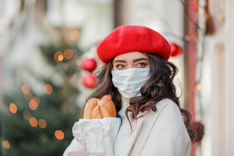 Joven Hermosa Mujer Con Máscara Protectora Y Boina Roja En Una Ciudad Europea. Navidad. Vacaciones. Foto de archivo - Imagen de bolso, 205612046