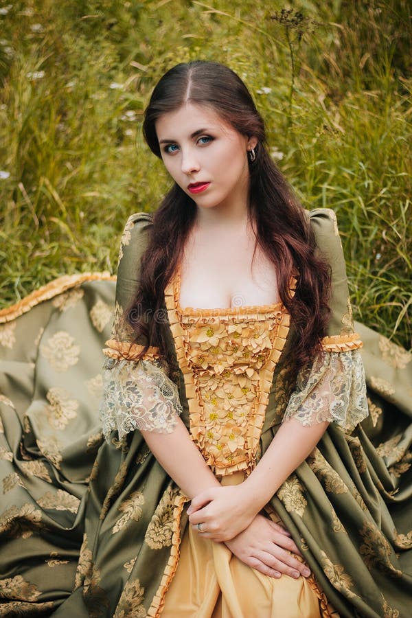 Joven Hermosa Mujer Con Un Vestido Verde Rococó Posando Mientras Estaba Sentada Sobre El Pasto. Retrato De Cierre. Un Modelo Con P Imagen de archivo - Imagen de parque, elegancia: 180473731 Joven Hermosa Mujer Con Un Vestido Verde Rococó Posando Mientras Estaba Sentada Sobre El Pasto. Retrato De Cierre. Un Modelo Con P Imagen de archivo - Imagen de parque, elegancia: 180473731