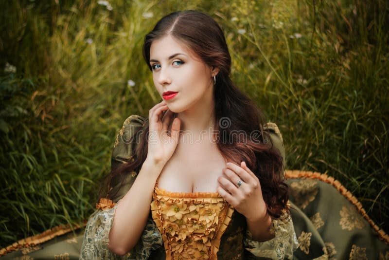 Joven Hermosa Mujer Con Un Vestido Verde Rococó Posando Mientras Estaba Sentada Sobre El Pasto. Retrato De Cierre. Un Modelo Con P Foto de archivo - Imagen de tarde, mirando: 180473826 Joven Hermosa Mujer Con Un Vestido Verde Rococó Posando Mientras Estaba Sentada Sobre El Pasto. Retrato De Cierre. Un Modelo Con P Foto de archivo - Imagen de tarde, mirando: 180473826