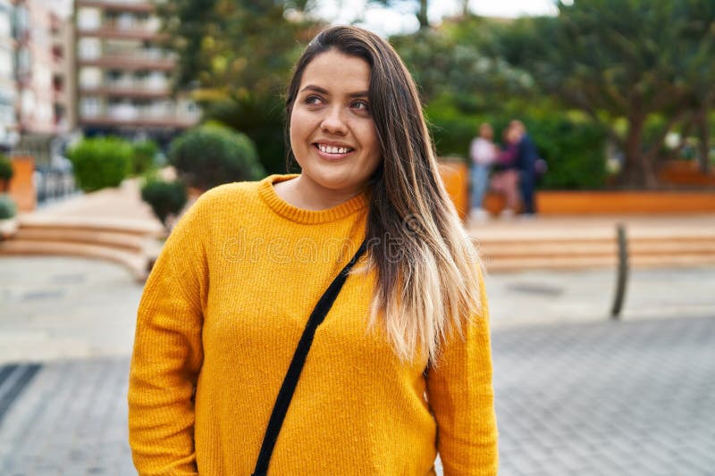 Joven hermosa más grande mujer sonriente segura mirando hacia el lado de la calle fotos de archivo libres de regalías