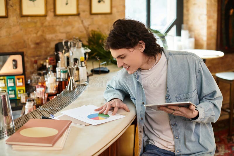 Joven hombre apuesto que disfruta del tiempo libre imagen de archivo