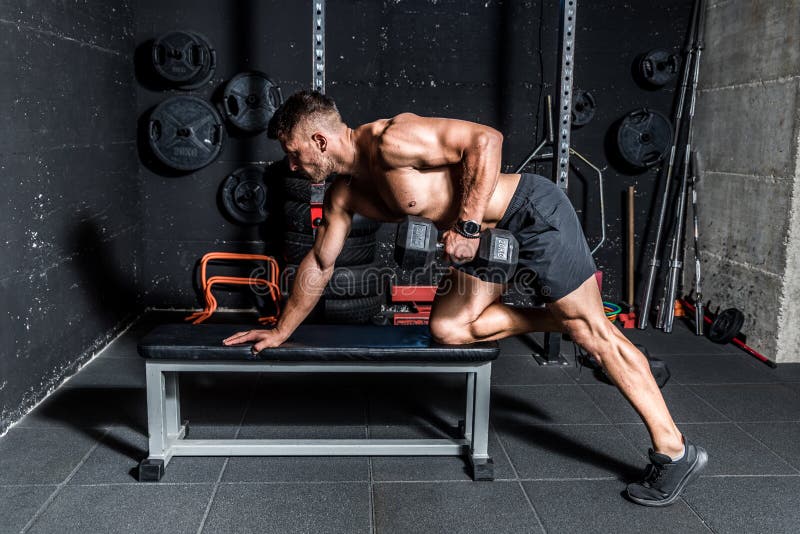 619 Hombre Negro Muscular Que Hace Ejercicios Con Pesas De Gimnasia En El  Gimnasio Fotos de stock - Fotos libres de regalías de Dreamstime