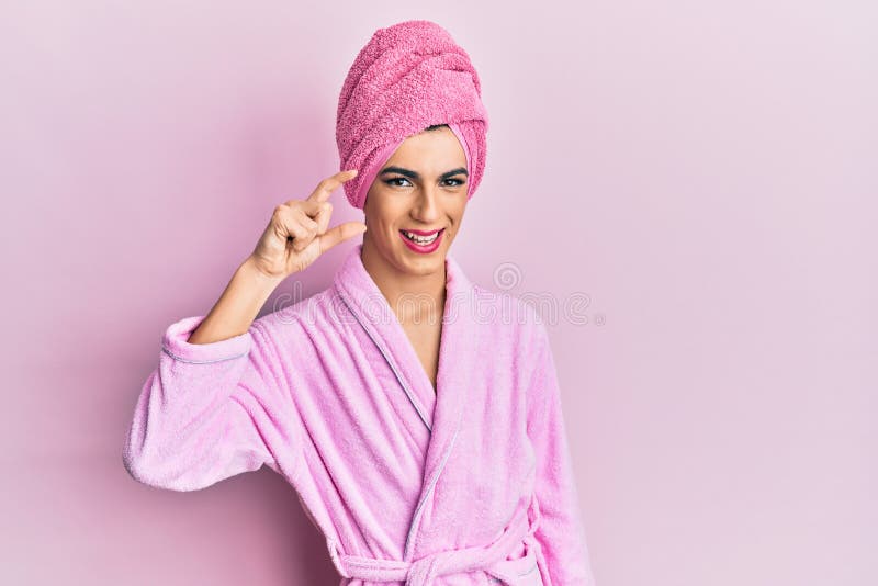 Joven Hombre Que Usa Mujer Maquillaje Usando Toalla De Ducha En La Cabeza Y  Albornoz Despistado Y Confundido Con Los Brazos Abiert Imagen de archivo -  Imagen de ducha, hombre: 219589133