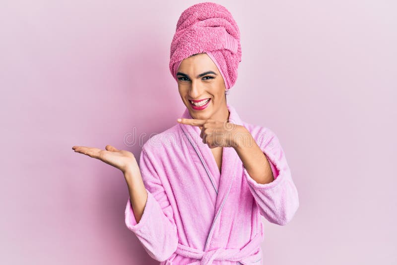 Joven Hombre Que Usa Mujer Maquillaje Usando Toalla De Ducha En La Cabeza Y  Albornoz Despistado Y Confundido Con Los Brazos Abiert Imagen de archivo -  Imagen de ducha, hombre: 219589133