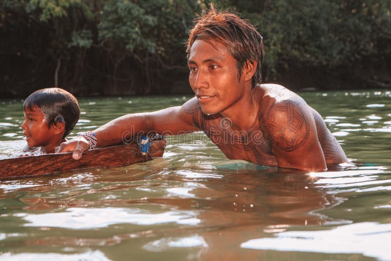 Joven Guerrero Indígena Con Pintura Corporal Y Adornos Foto de archivo  editorial - Imagen de guerrero, tribal: 245610663