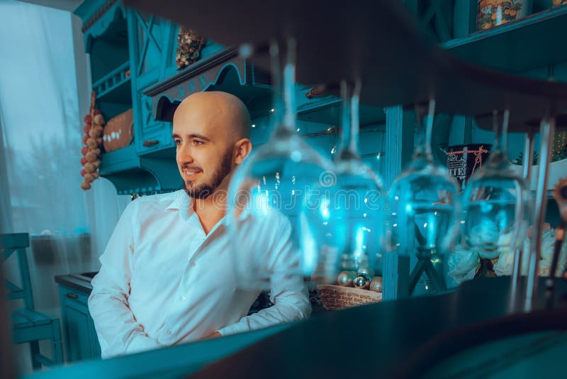 Joven listo para cocinar en la cocina y mirando a un lado imagen de archivo libre de regalías