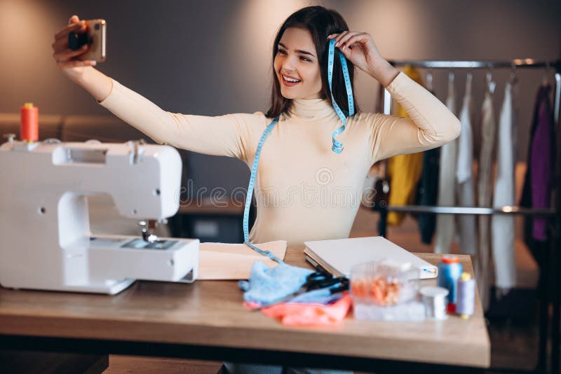 Joven Modista Mujer Con Máquina De Coser. Costurera Se Está Tomando Selfie En Taller. Crear Diseño De Ropa Online de archivo - Imagen de costura, herramienta: 208241679