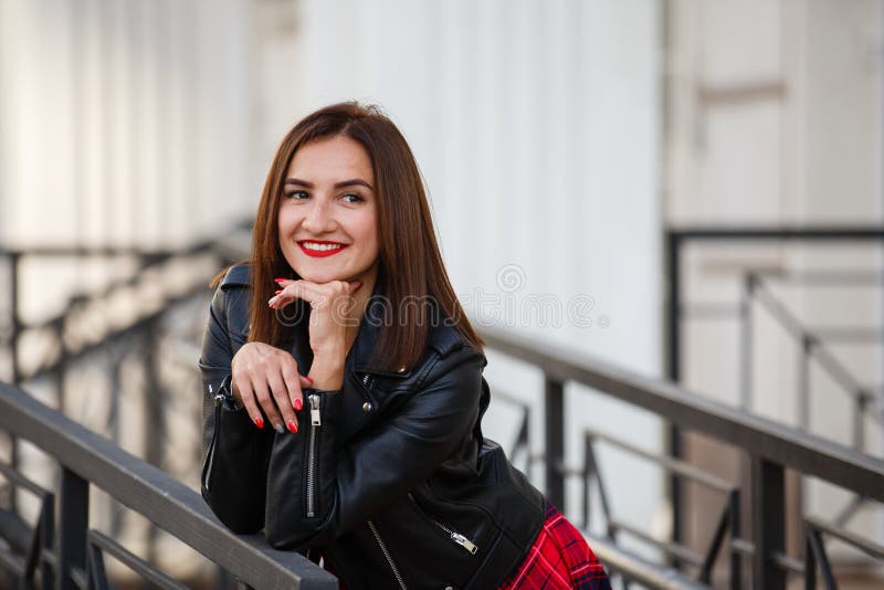 Joven Morena Con Vestido Rojo Y Chaqueta De Cuero Al Fondo De La Ciudad Foto de archivo - Imagen de hermoso, cuero: 171918644 Joven Morena Con Vestido Rojo Y Chaqueta De Cuero Al Fondo De La Ciudad Foto de archivo - Imagen de hermoso, cuero: 171918644